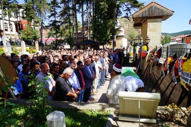 Ayşin öğretmen, son yolculuğuna uğurlandı