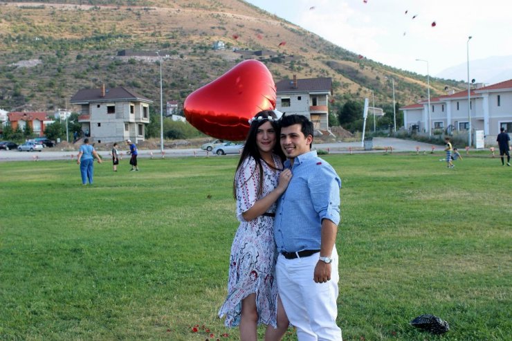 Çılgın aşık sevdiği kıza paraşütle atladıktan sonra evlenme teklif etti