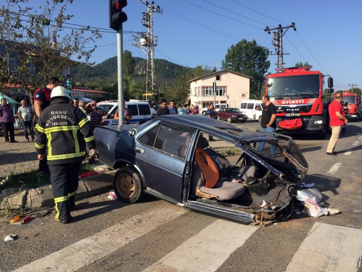 Otobüsün çarptığı otomobil ikiye bölündü: 3 yaralı