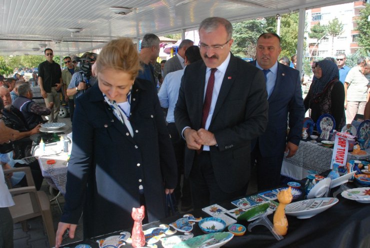 Çini yaparak aile bütçesine katkı sağlayacaklar