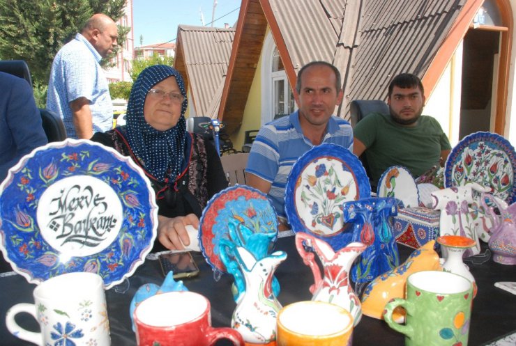 Çini yaparak aile bütçesine katkı sağlayacaklar