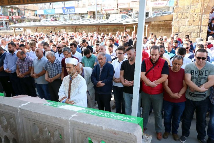 Mide ameliyatı sonrası ölen iki çocuk annesi toprağa verildi.