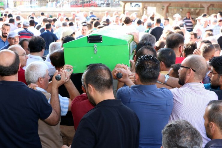 Mide ameliyatı sonrası ölen iki çocuk annesi toprağa verildi.