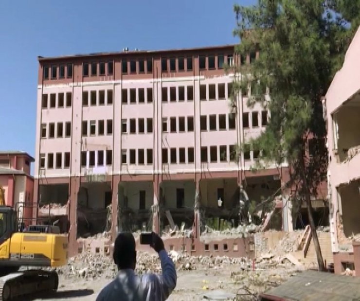 48 yıllık hastane binası böyle yıkıldı