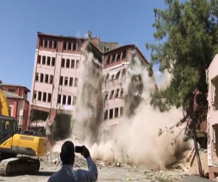 48 yıllık hastane binası böyle yıkıldı