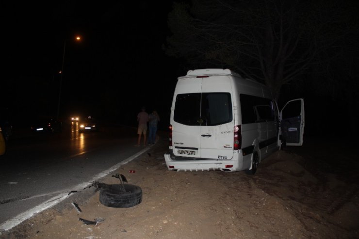 Manavgat’ta otomobil tur minibüsüne çarptı: 1’i turist 3 yaralı