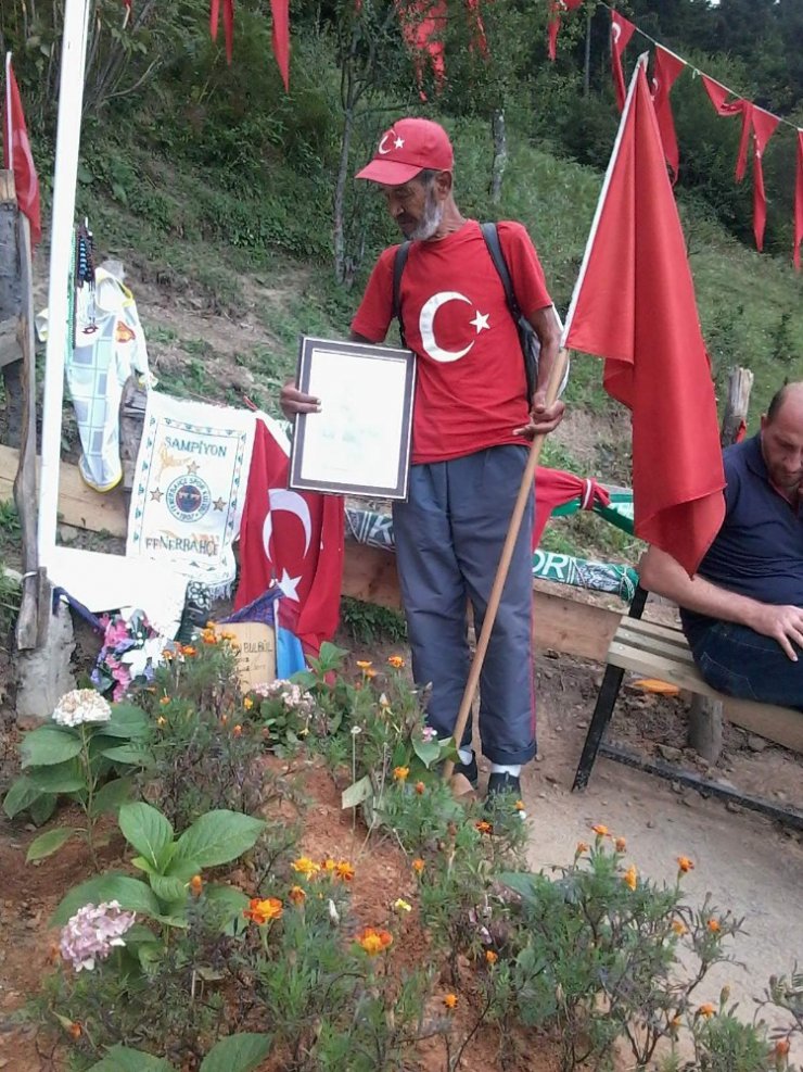 Şehit Eren Bülbül’ün mezarını ziyaret için kilometrelerce yol yürüdü