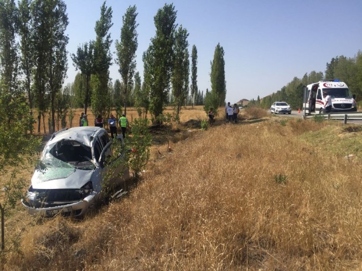 Kontrolden çıkan hafif ticari araç tarlaya uçtu: 1 ölü, 3 yaralı