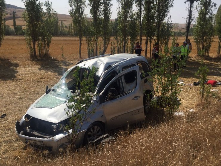 Kontrolden çıkan hafif ticari araç tarlaya uçtu: 1 ölü, 3 yaralı