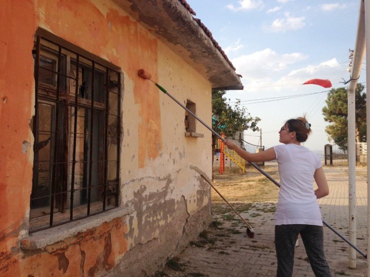 Fedakar öğretmenler boya yaptı