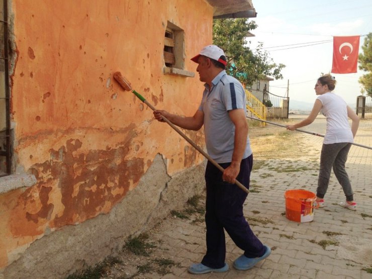 Fedakar öğretmenler boya yaptı