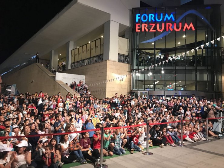 Forum Erzurum’da düzenlenen Rafadan Tayfa müzikalinde çocuklar çok eğlendi