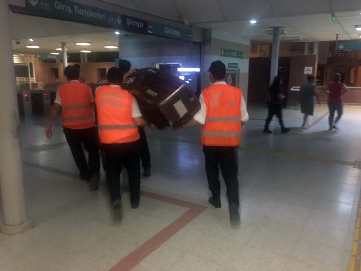 Metronun önüne atladığı iddia edilen şahıs hayatını kaybetti