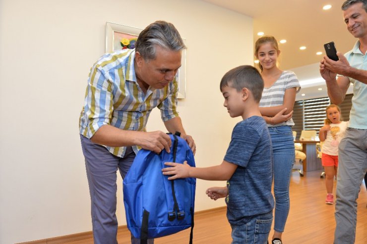 Başkan Uysal’dan çocuklara eğitim yardımı