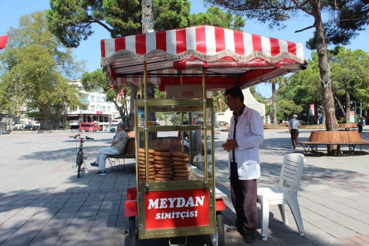 Görmeyen gözleriyle ailesine bakıyor