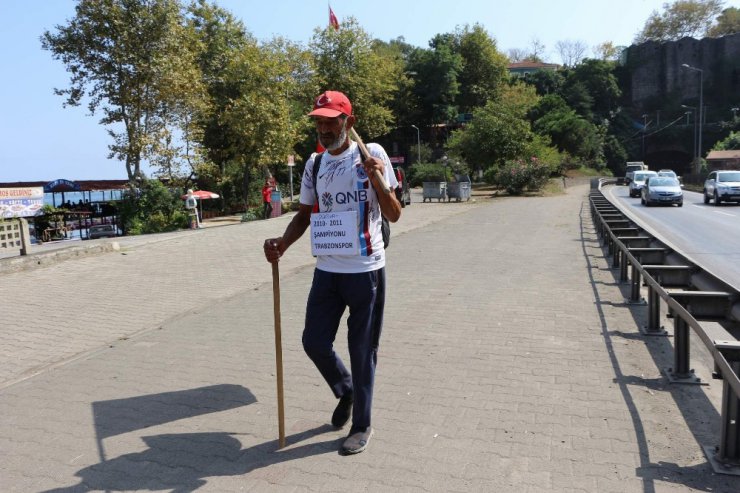 Şehit Eren Bülbül’ün mezarını ziyaret için kilometrelerce yol yürüdü