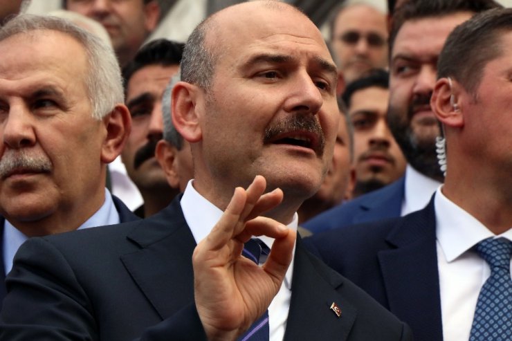 Bakan Soylu’dan cami çıkışı çocuklara harçlık