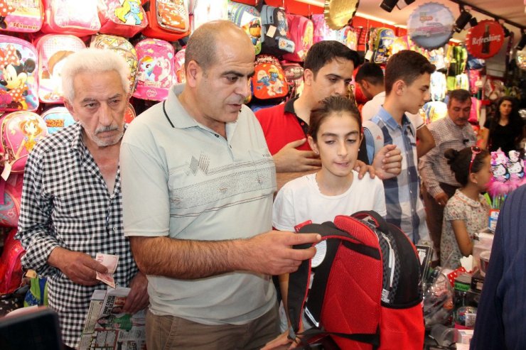 Okul alışverişinde vatandaşlar sıraya girdi, esnafın yüzünü güldü