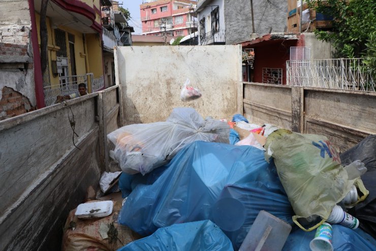 Adana’da evden bir kamyon çöp çıktı
