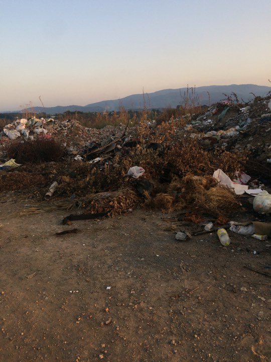 Akçakoca’da Yukarı Mahalle halkı yola dökülen çöplerden şikayetçi