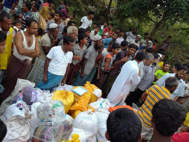 Rohingyalı Müslümanlar, kamplara yeterli yemek gelmediği için aç kalıyor