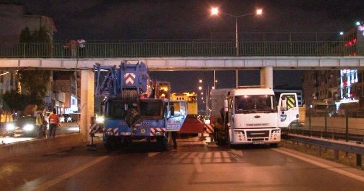 Vincin çarparak hasar verdiği üst geçit yenilenmek üzere yıkılıyor