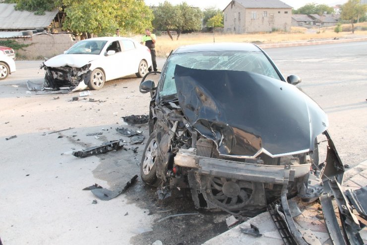 Elazığ’da 2 ayrı trafik kazası: 4 yaralı