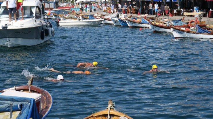 Karaburun’dan Foça’ya yüzdüler