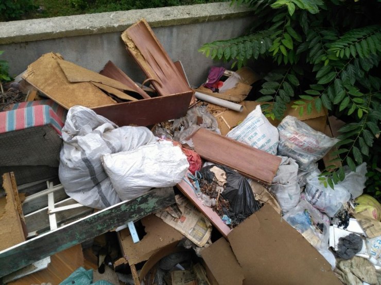 Çöp ev ekiplerce temizlenerek dezenfekte edildi