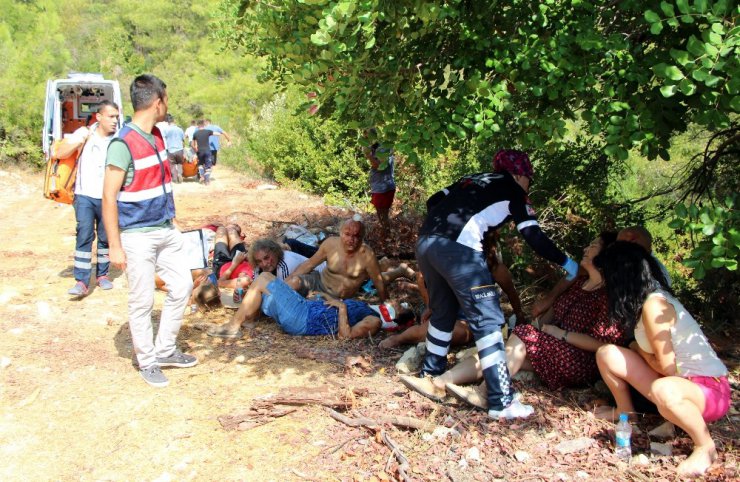 Antalya’da tur midibüsü şarampole yuvarlandı: 4 ölü, 27 yaralı