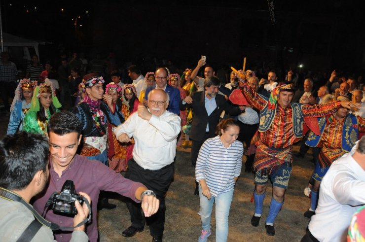 Eski bakandan efeleri kıskandıracak zeybek gösterisi