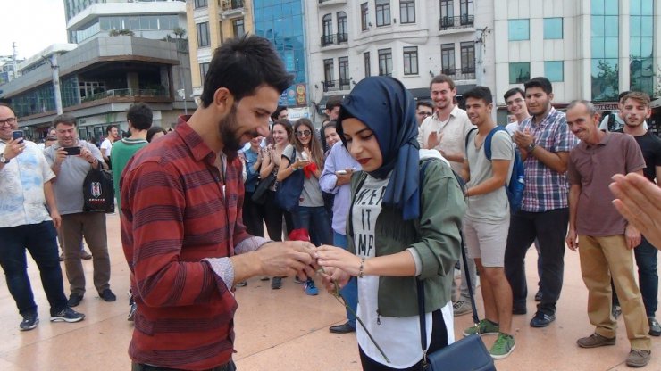 Taksim Meydanı’ndaki evlilik teklifi renkli görüntüler oluşturdu