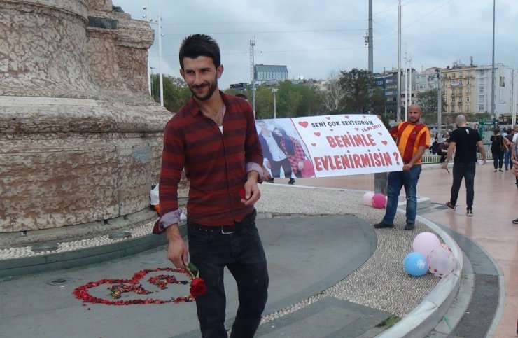 Taksim Meydanı’ndaki evlilik teklifi renkli görüntüler oluşturdu