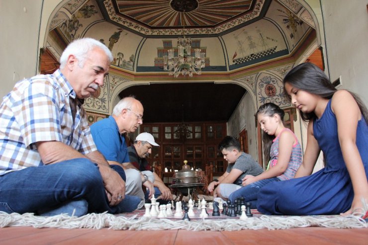 Karaman’da tarihi mekanlar ve sokaklar satranç oynayanlarla doldu taştı