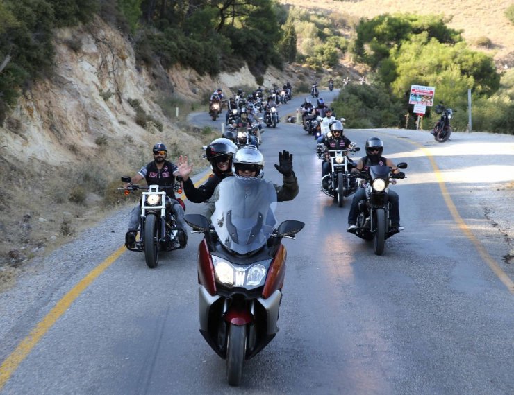 Başkan Akpınar ve motorculardan kent turu