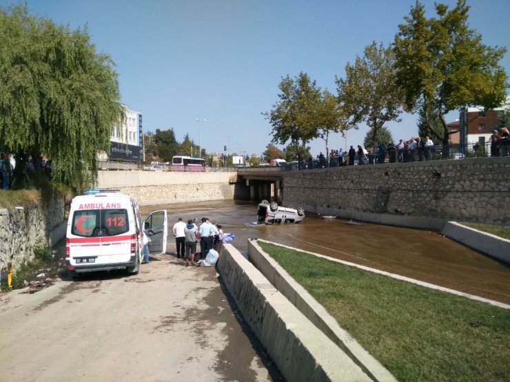 Yoldan çıkan hafif ticari araç çaya uçtu