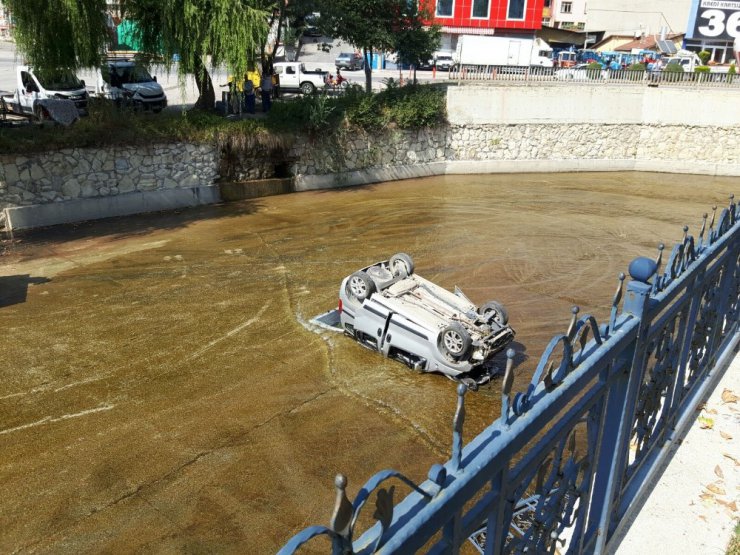 Yoldan çıkan hafif ticari araç çaya uçtu