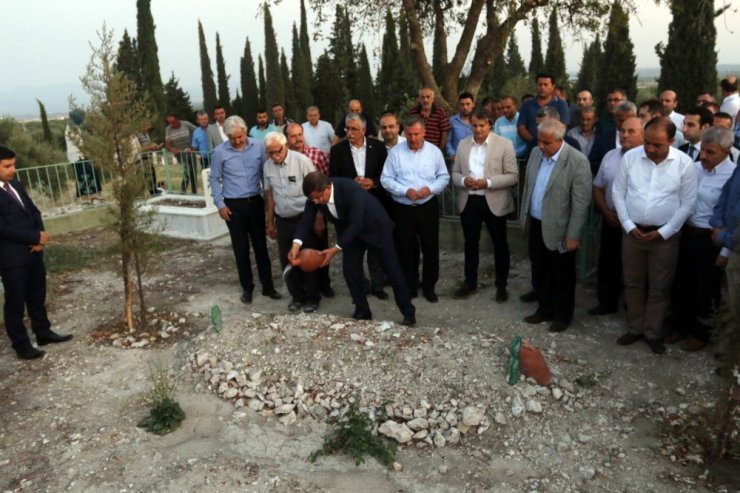 Eski Başbakan Davutoğlu, Akhisar’da Ahmet Er’in kabrini ziyaret etti