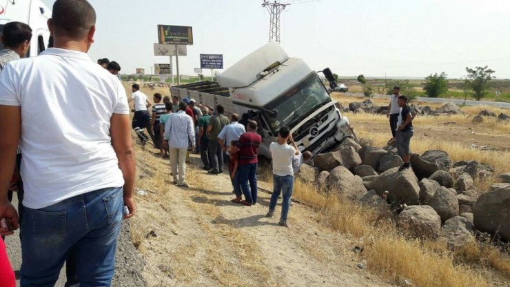 Kontrolden çıkan tır kayalıklara çarptı