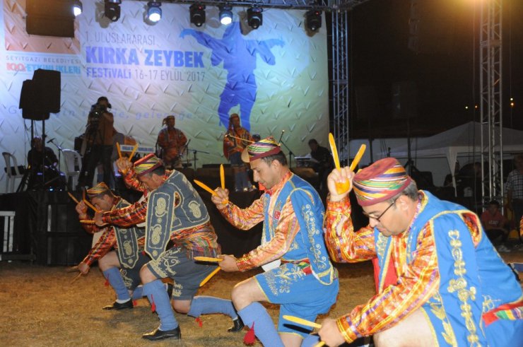 Seyitgazi’de 1’inci Uluslararası Zeybek Festivali heyecanla başladı