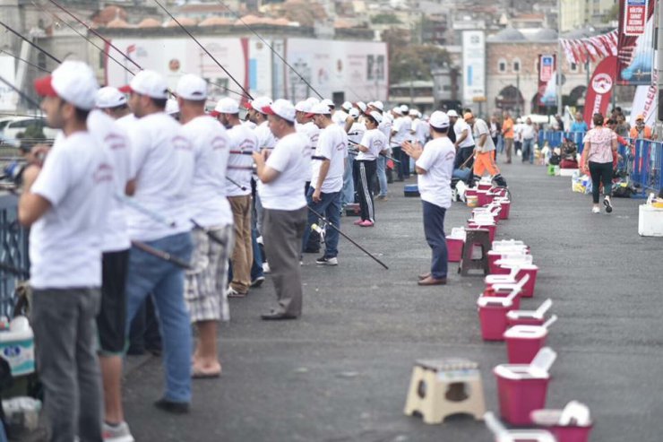 Galata köprüsünde balık tutma yarışı renkli görüntülere sahne oldu