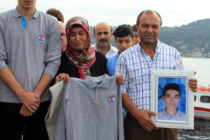 Furkan’ın sınıf arkadaşları okul kıyafetleriyle, kaybolduğu yerde onu bekledi