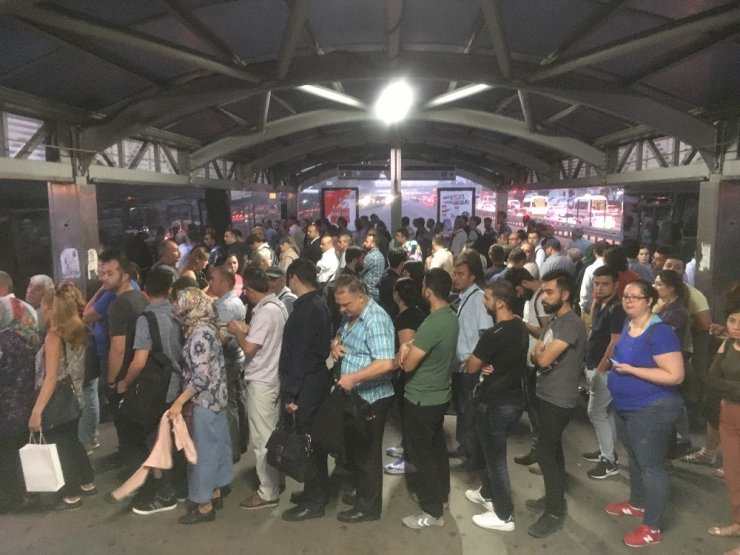 Metrobüs duraklarında okul yoğunluğu erken saatlerde başladı