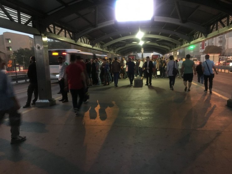 Metrobüs duraklarında okul yoğunluğu erken saatlerde başladı