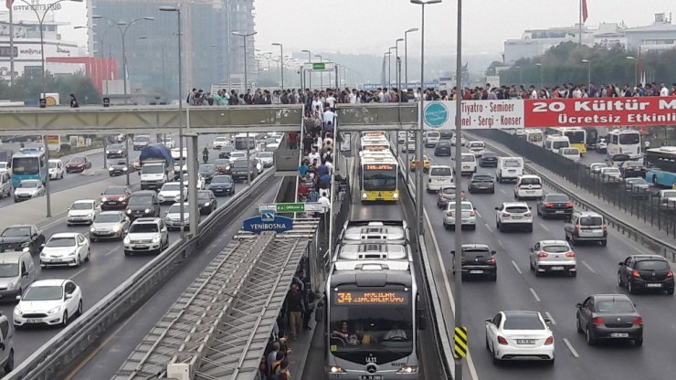 Metrobüs durağında insan seli