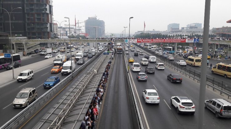 Metrobüs durağında insan seli