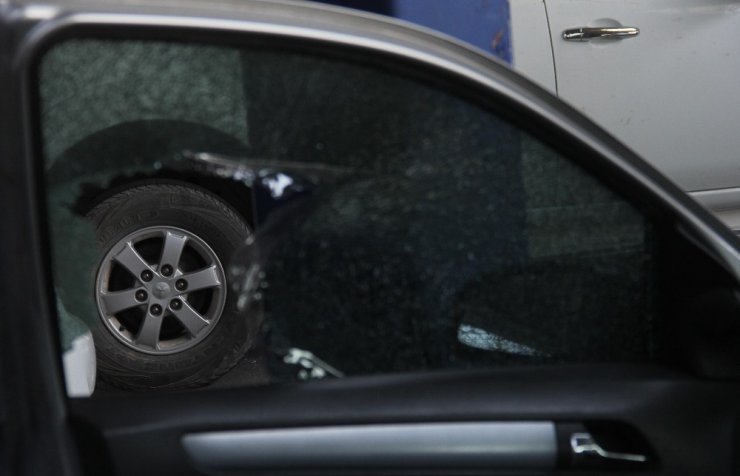 Otomobilin camını kırıp 39 bin lirayı çaldılar