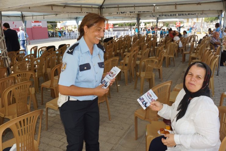 Aydın polisi okulun ilk günü velileri broşürle bilgilendirdi