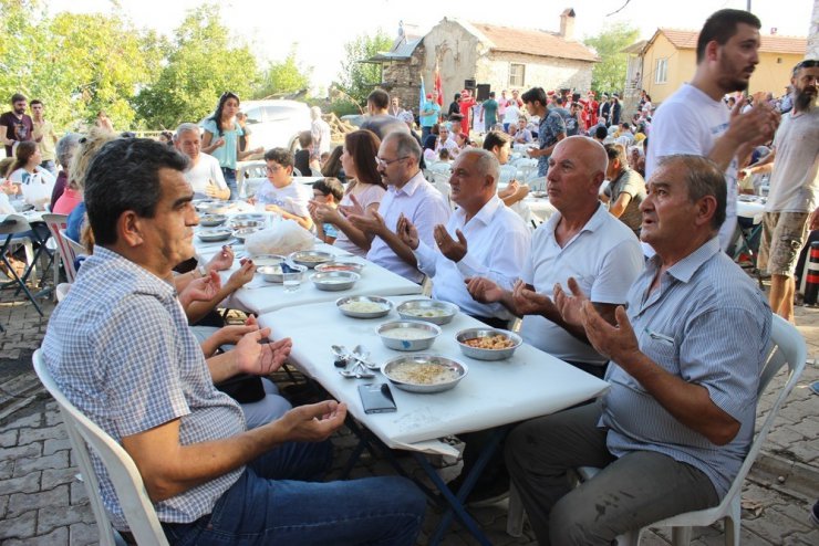 Gocabeşliler, şehitler için keşkek pişirip mevlit okuttu