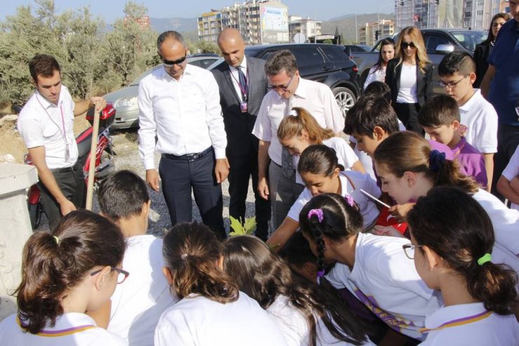 Şehit Öğretmen Aybüke anısına öğrenciler okulun ilk gününde ağaç dikti